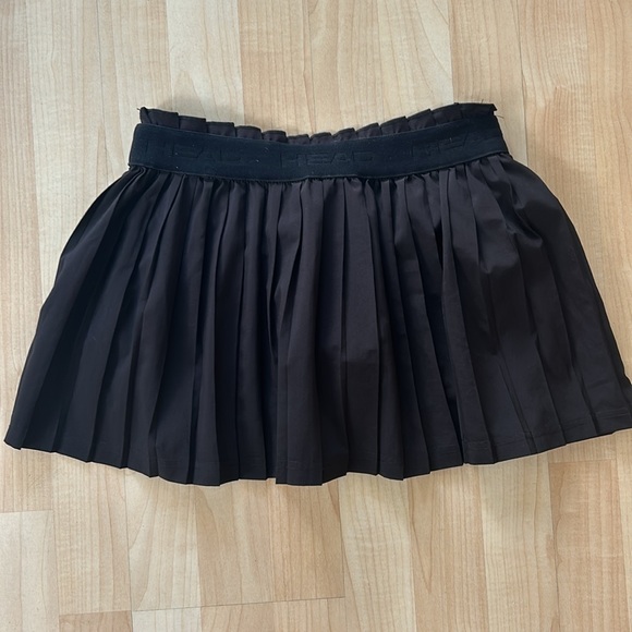 Head XS Black Pleated/Ruffled Tennis Skirt with Built in Shorts and Pockets - Picture 4 of 5